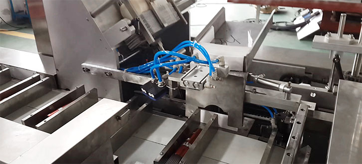 化妆品装盒机说明书放置机构