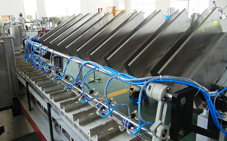 十下料槽面膜装盒机生产现场